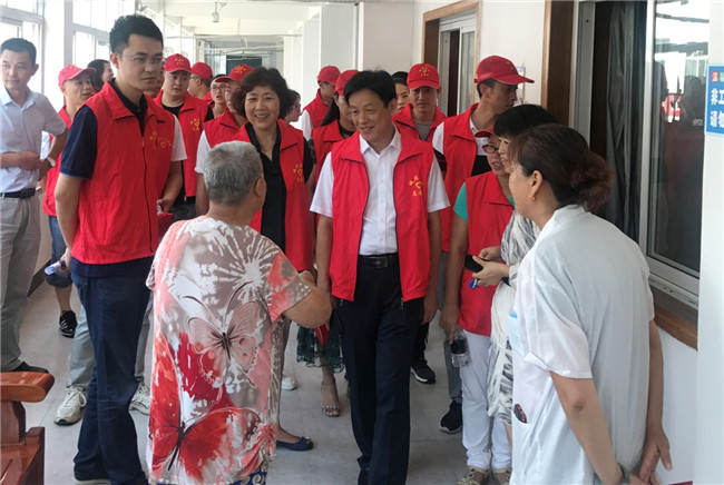 城投集團開展“傳承紅色基因，敬老愛幼先行” 現場獻愛心活動