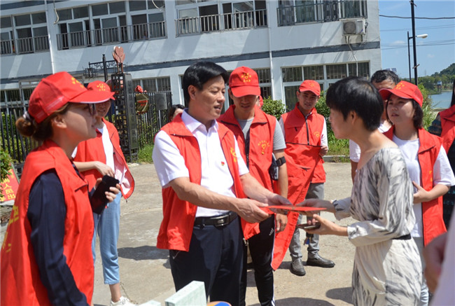 城投集團開展“傳承紅色基因，敬老愛幼先行” 現場獻愛心活動