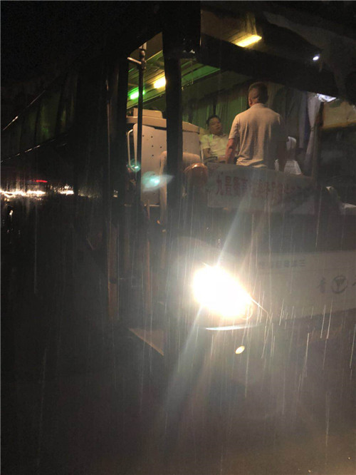 防汛抗洪在一線 服務(wù)旅客不下線——城開投公司站前廣場服務(wù)中心防汛紀實